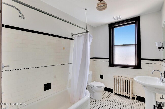 Building Photo - 307 Spier Ave