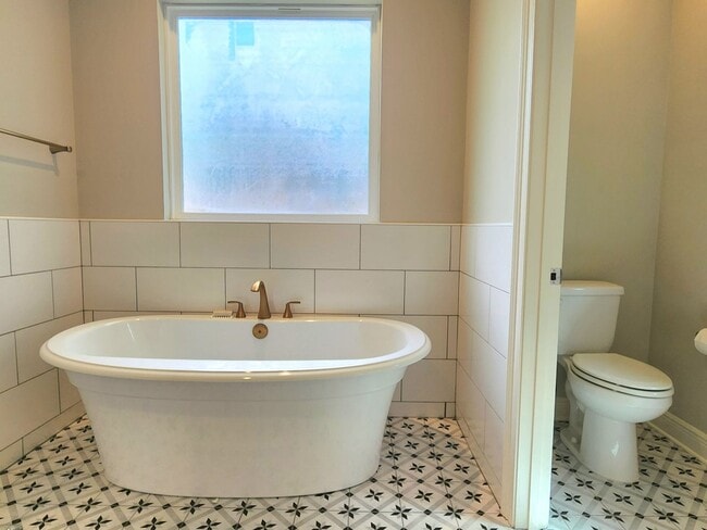 Building Photo - Stunning 2-story Home in the Coveted East Pensacola Heights!