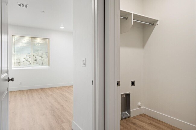 Building Photo - Beautiful 4 bedroom, 3.5 bathroom twin home in St George!