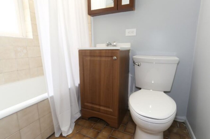 Building Photo - 4527 N Malden St