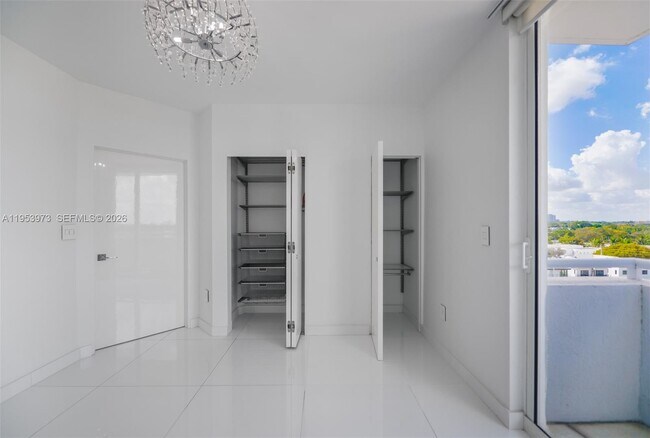 Building Photo - 1401 SW 22nd St