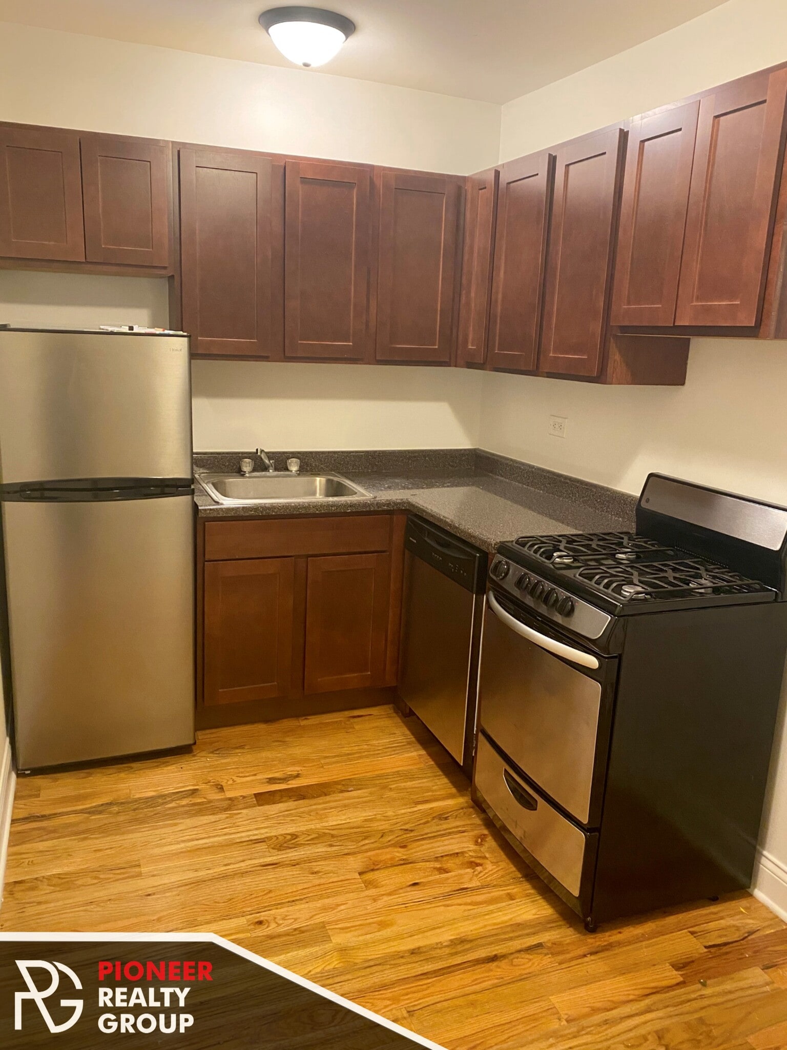 Building Photo - 546 W Wellington Ave