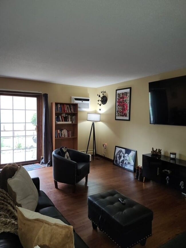 Building Photo - Spacious 2 bedroom in Hopkins