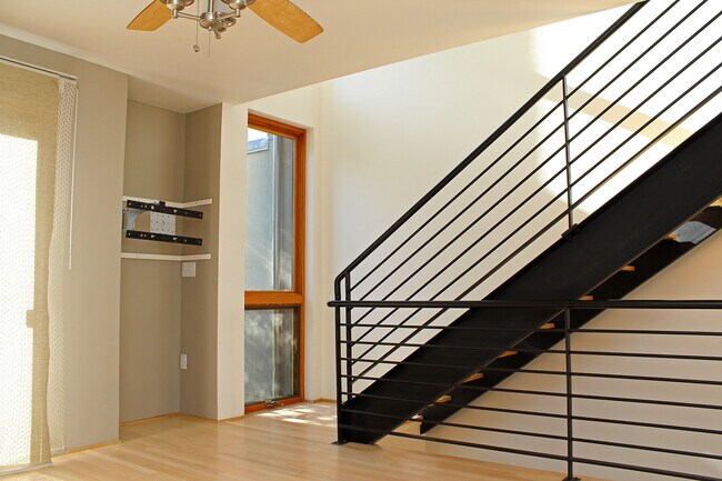 Building Photo - Lovely 3 Bed, 2 Bath Townhouse in North Tabor