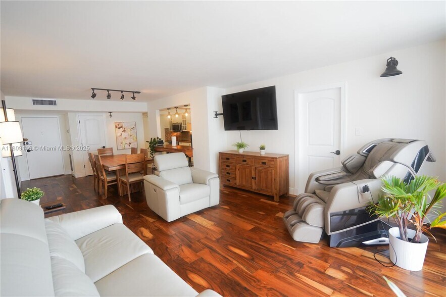 Building Photo - 18031 Biscayne Blvd