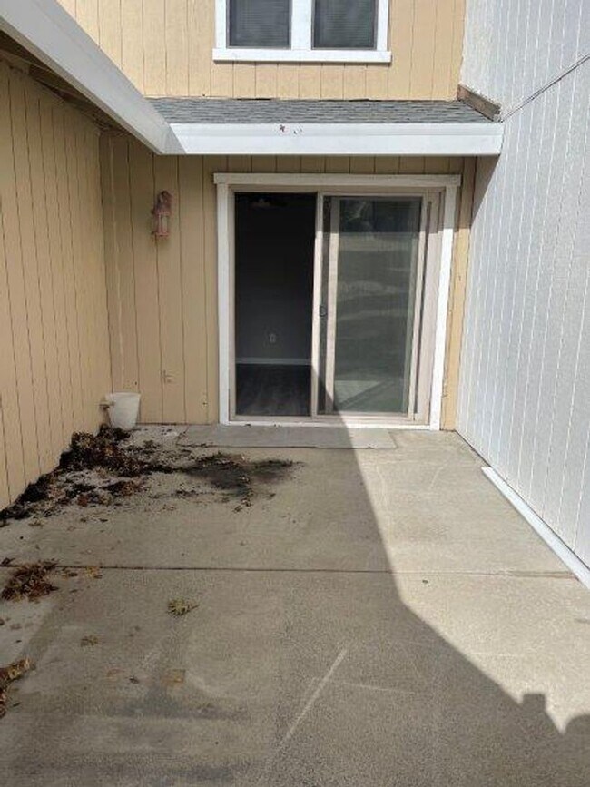 Building Photo - Gorgeous 3 Bedroom1/2 Plex in Elk Grove