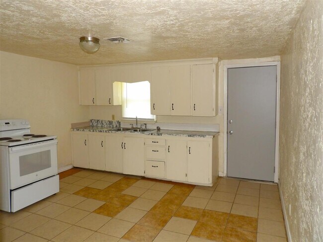 Building Photo - 2015 SW Jefferson Ave