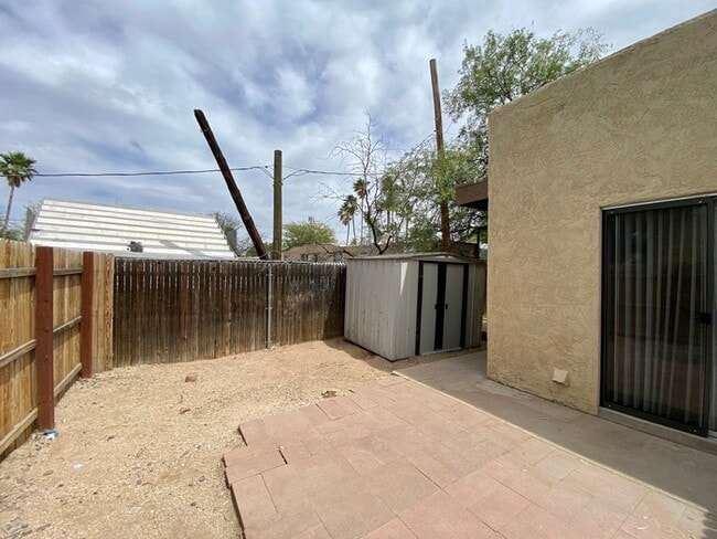 Building Photo - Huge Adobe 2 Bed/1Bath Adobe Townhome in C...
