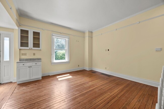 Building Photo - Beautiful German Village Home with Parking...