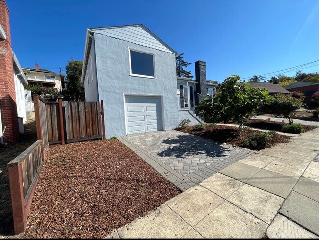 Building Photo - GORGEOUS UPDATED TWO BEDROOM HOUSE W. BONUS ROOM!!!!!!