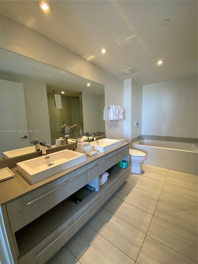 Building Photo - 4010 S Ocean Dr