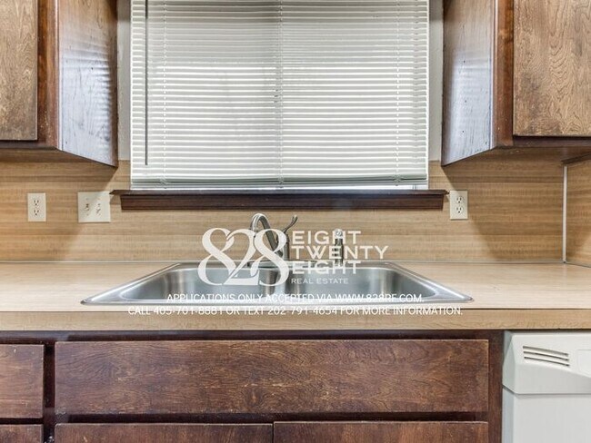 Building Photo - West Norman 2 Bed/1 Bath Duplex WITH Fenced Backyard! AVAILABLE NOW!