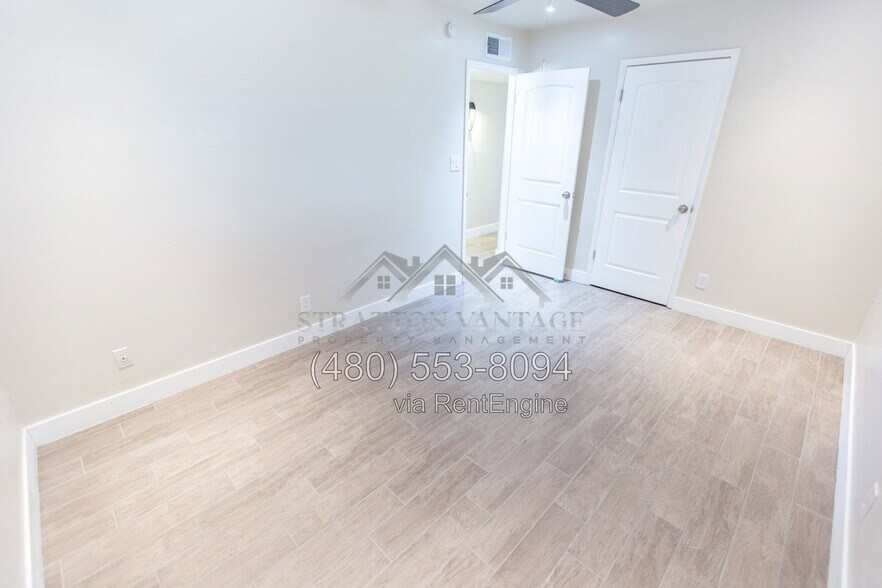 Building Photo - 2533 E Blanche Dr
