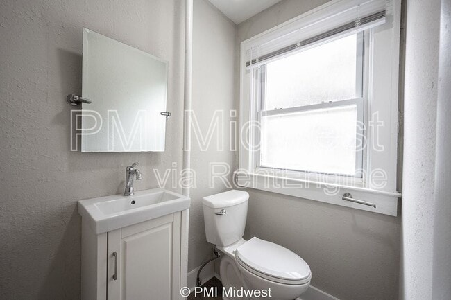 Building Photo - 5037 E 10th St