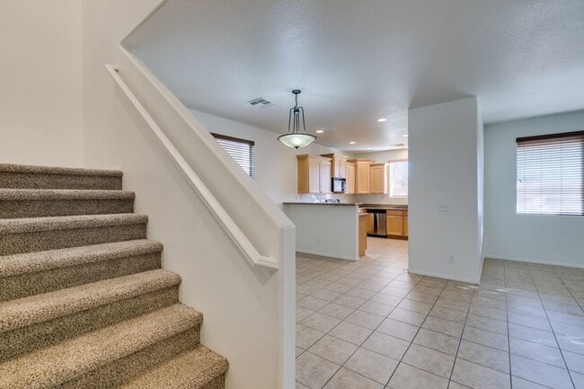 Building Photo - Great 3 bedroom house with a large loft an...