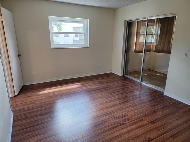 Building Photo - 480 Burgundy N