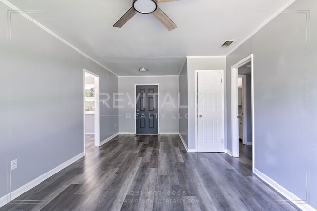 Building Photo - Charming 3-Bedroom Home with Unique Dual E...