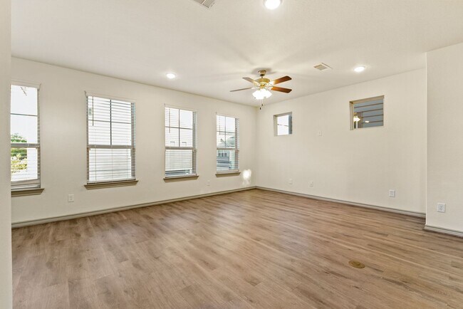 Building Photo - Spacious 4BR/3.5BA Home with In-Law Suite ...