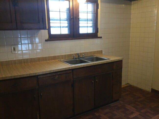 Building Photo - Comfortable 4 Bedroom Single Family Home