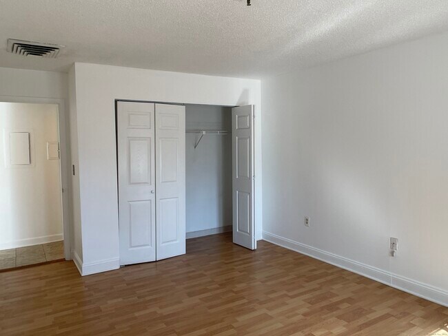 Building Photo - 1204 Whitney Ave