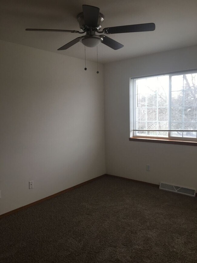 Building Photo - 1405 Glacier Hill Dr