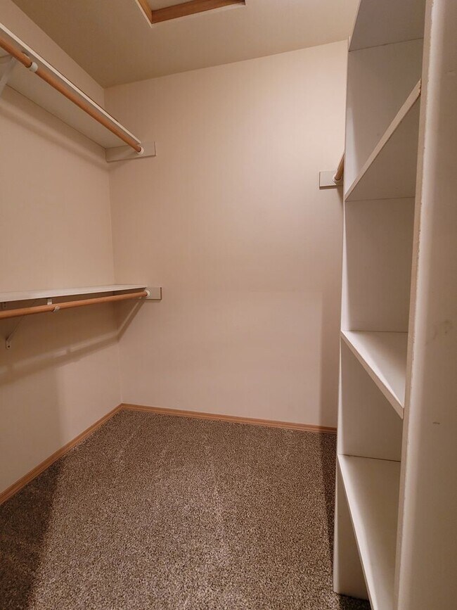 Building Photo - 2 Bedroom Townhome in Desirable Summerwind!