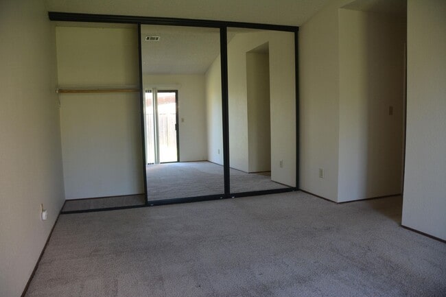 Building Photo - Hillcrest area 2 bedroom, 2 bath with 2 ca...