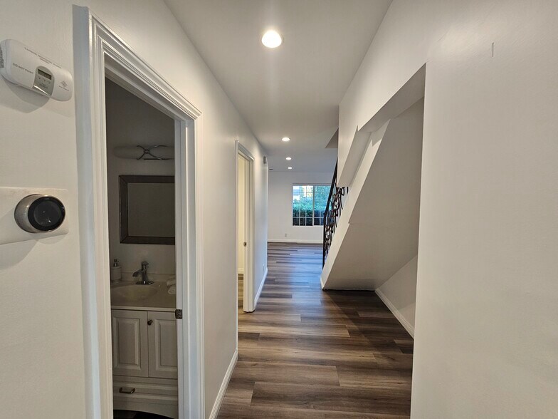 Building Photo - 6501 Vanalden Ave