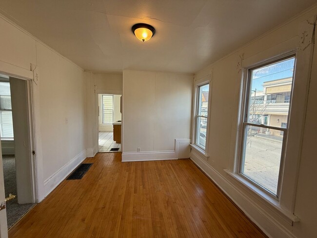Building Photo - 1 Large Bedroom Lower Level Duplex in the heart of Brady Street.