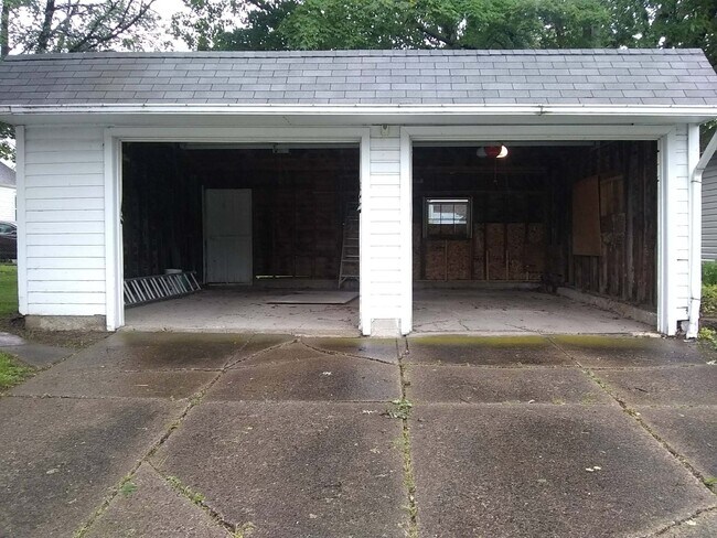 Building Photo - 2204 E Lawn Pkwy