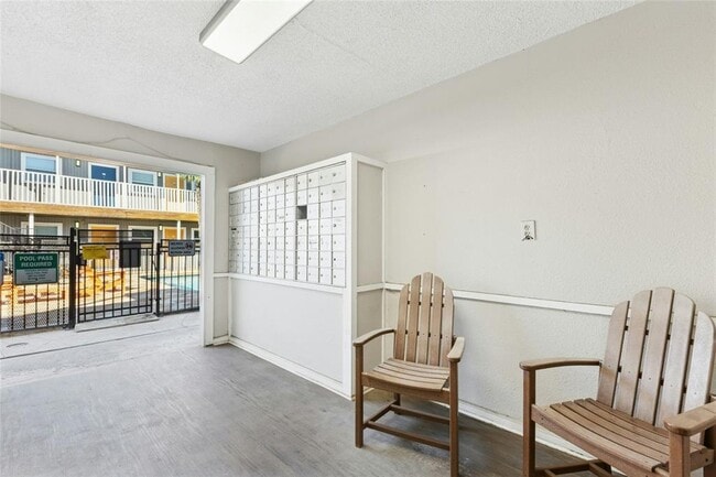 Building Photo - 2401 Manor Rd
