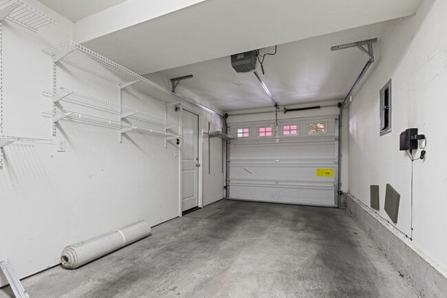 Building Photo - 3Bd/2.5Ba Seattle Townhouse