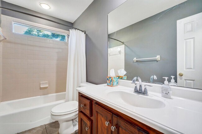 Building Photo - Richmond Hill Beauty: 4-Bedroom Home with Stunning Lagoon Views!