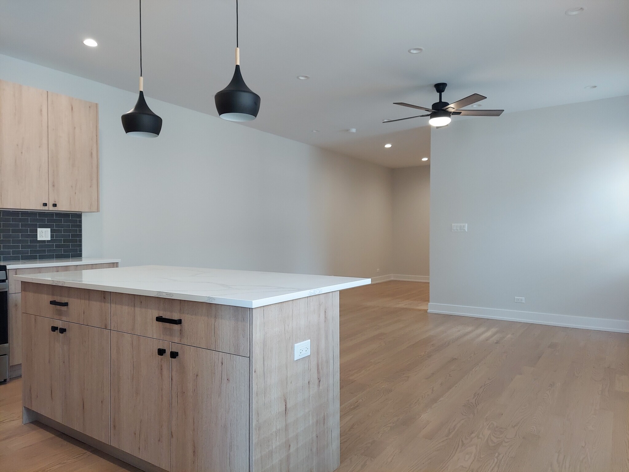 Building Photo - 4953 N Oakley Ave