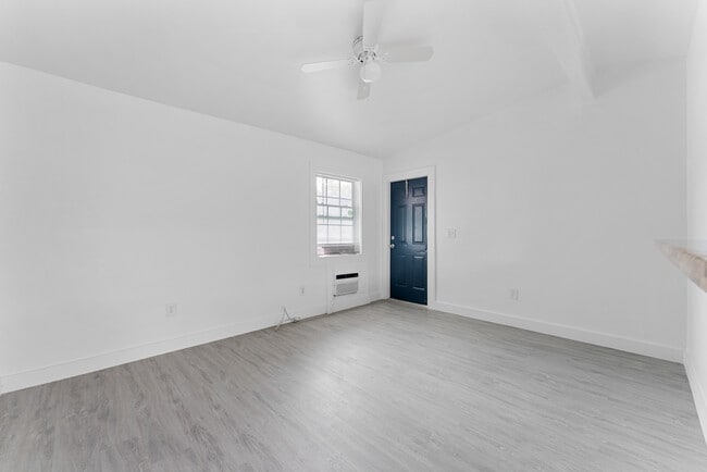 Building Photo - 1141 NE 23rd Ter