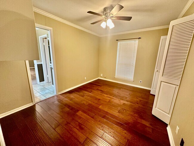 Building Photo - July Move-In Special - Fabulous 4/2 single...