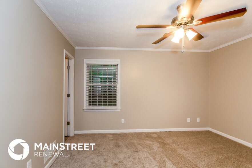 Building Photo - 2135 Pinewood Dr