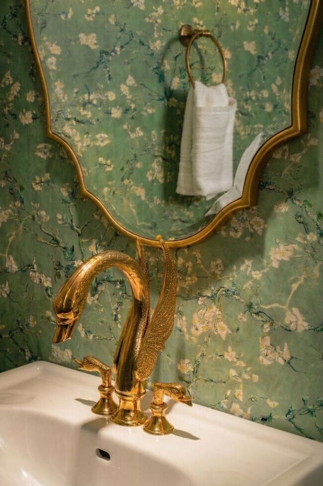 Building Photo - 152 E McMicken Ave