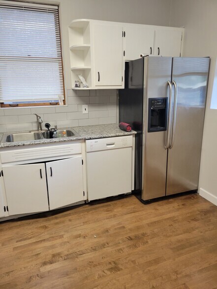 Kitchen - 3752 W Dickens Ave