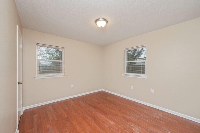 Building Photo - 713 Gibbs Ave