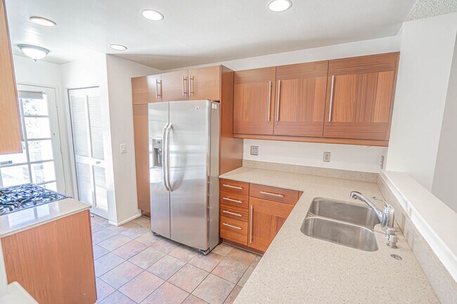Building Photo - Spacious 1-Bedroom Condo with Loft PLUS Bo...