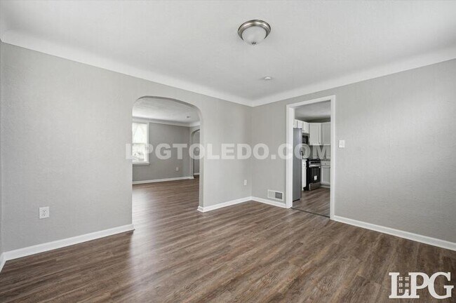Building Photo - 928 W Gramercy Ave