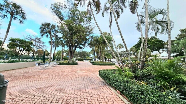 Building Photo - 3 br, 2 bath House - 575 Oaks Ln Apt 1010