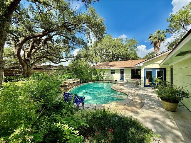 Building Photo - 5015 Grape St