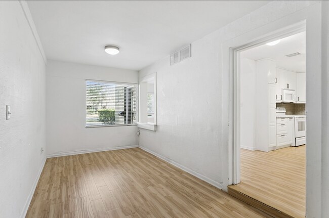 Building Photo - 447 N Phelps Ave
