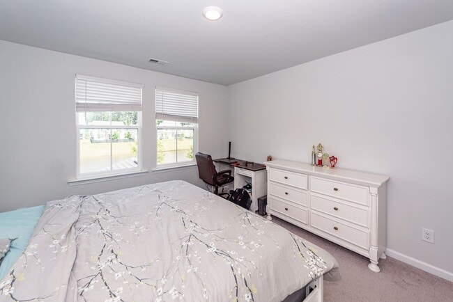 Building Photo - 6 Bedroom 4.5 Bath in Limehouse Village - Summerville