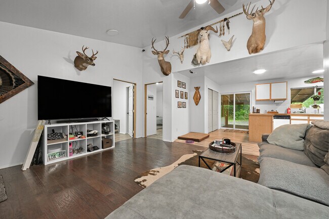 Building Photo - 6258 Bellwood Dr