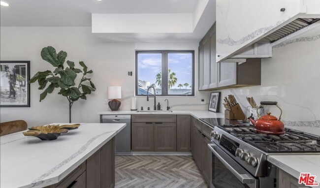 Building Photo - 137 N Doheny Dr