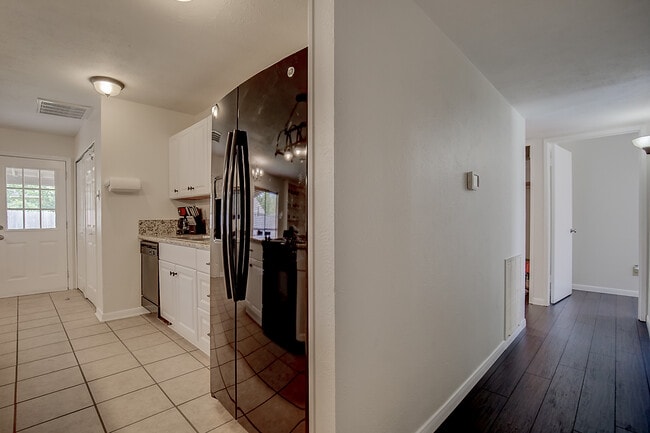 Building Photo - 565 Bell Dr