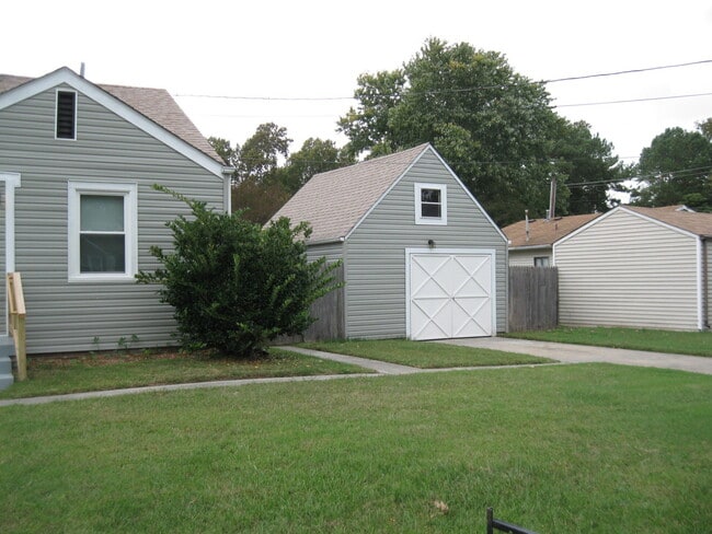 Building Photo - Beautiful 2BR single family with detached ...